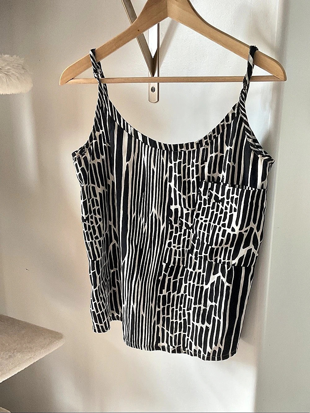 Hurley Abstract Print Camisole in Black & White Size Medium Like